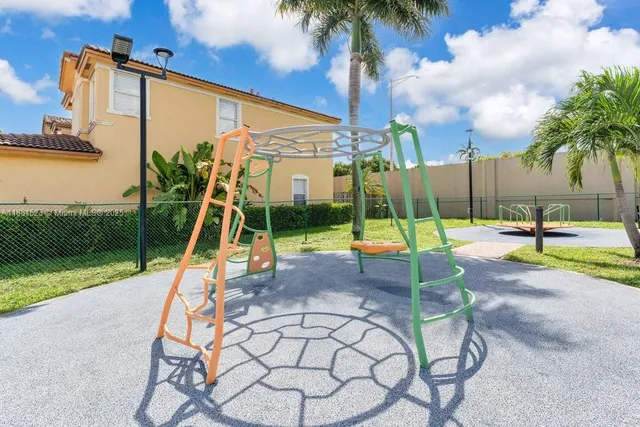 $750,000 | 7427 Northwest 113th Path, Doral, FL 33178