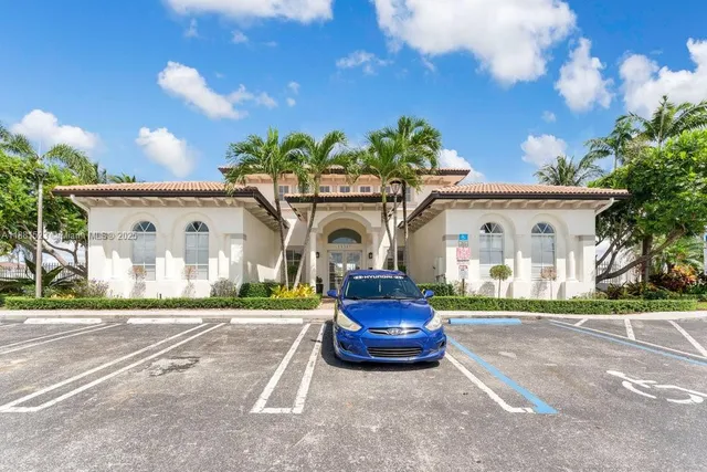 $750,000 | 7427 Northwest 113th Path, Doral, FL 33178