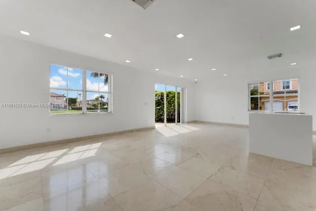 $750,000 | 7427 Northwest 113th Path, Doral, FL 33178