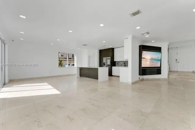 $750,000 | 7427 Northwest 113th Path, Doral, FL 33178