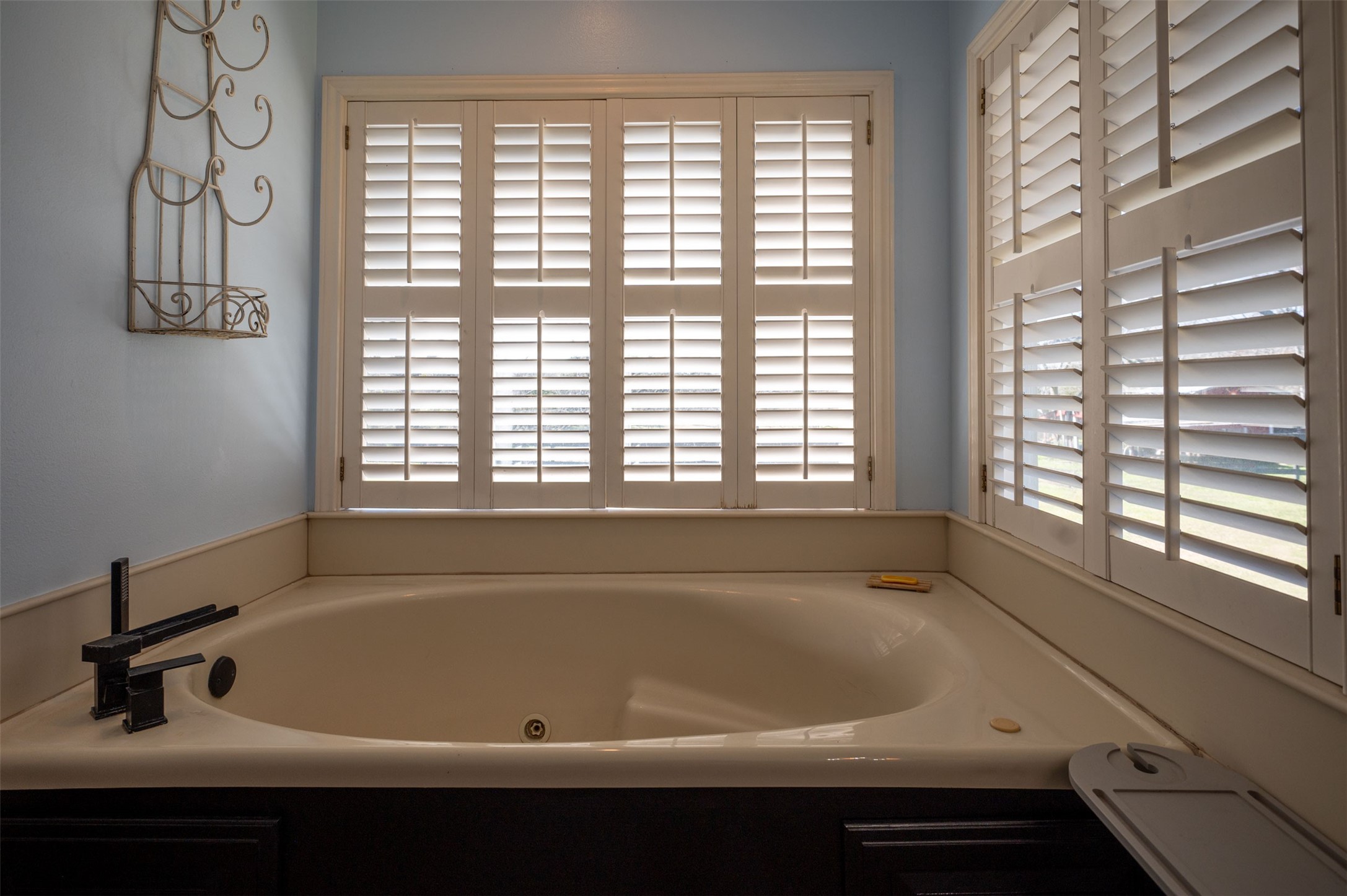 228 Camden Road Chester, TX 75936 - Photo 29 of 50 a bathroom with a bathtub and next to a window