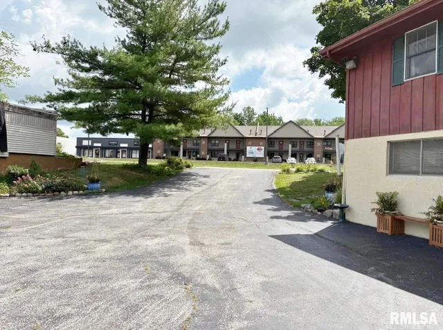 $224,900 | 4303 West Lynnhurst Drive, Peoria, IL 61615