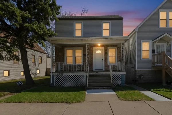 a view of a house with a yard