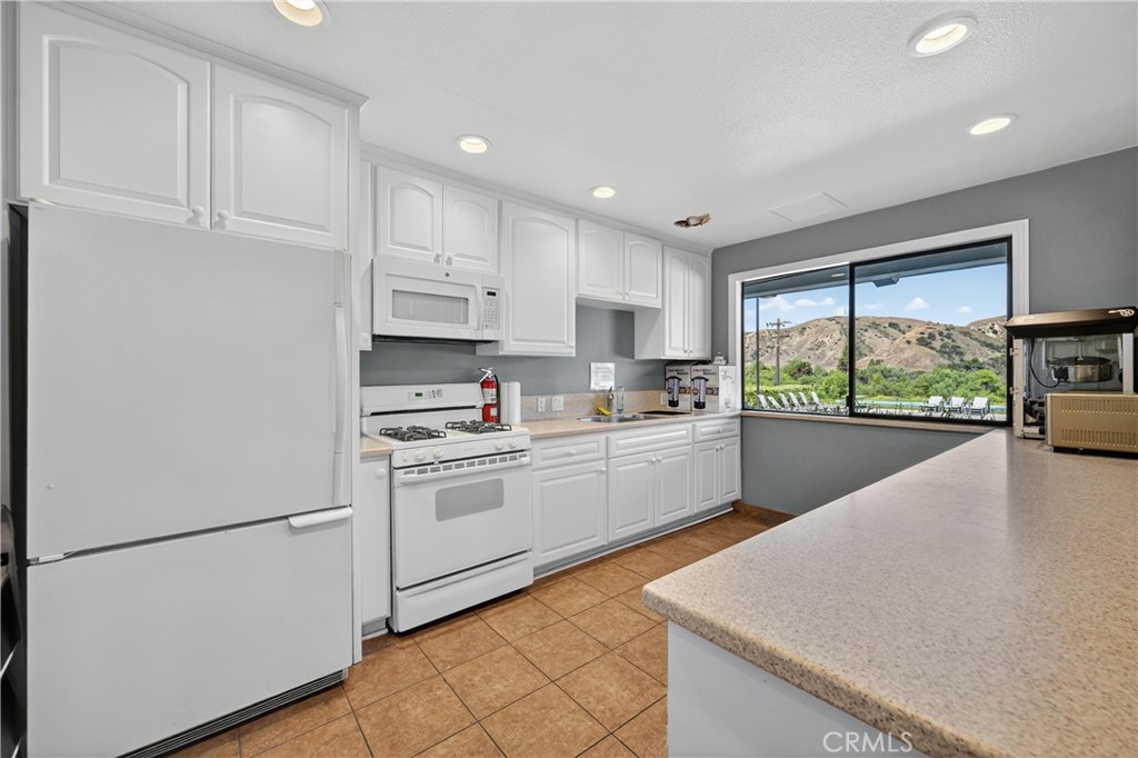 11562 Chadwick Road Corona, CA 92878 - Photo 23 of 39 Clubhouse kitchen