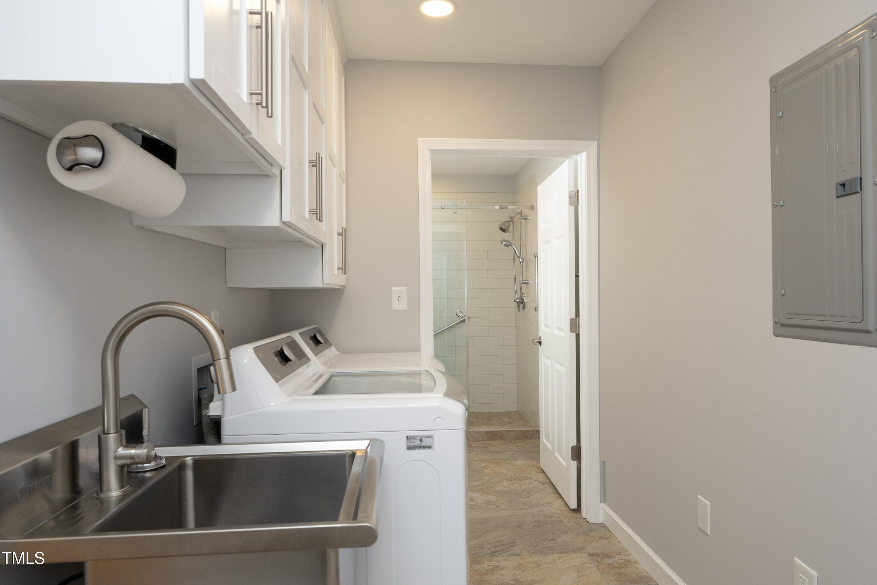 4616 Oak Park Road Raleigh, NC 27612 - Photo 22 of 63 Laundry room with deep sink between garage & kitchen