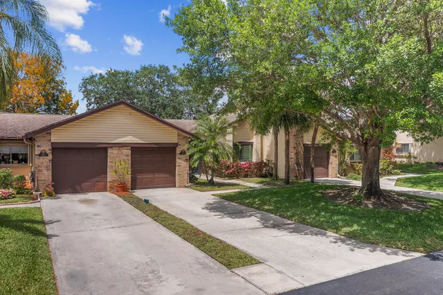 $279,000 | 160 Ramblewood Circle, Royal Palm Beach, FL 33411