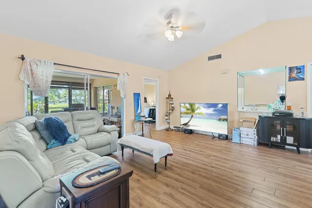 $279,000 | 160 Ramblewood Circle, Royal Palm Beach, FL 33411