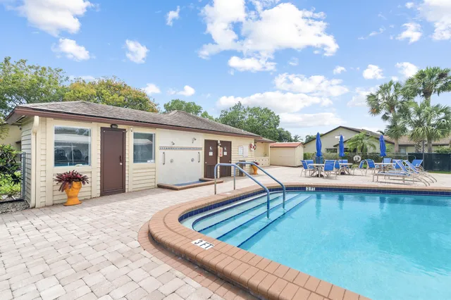 $279,000 | 160 Ramblewood Circle, Royal Palm Beach, FL 33411