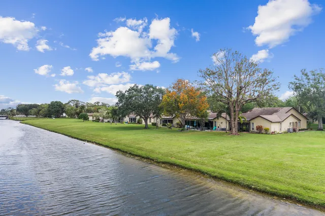 $279,000 | 160 Ramblewood Circle, Royal Palm Beach, FL 33411