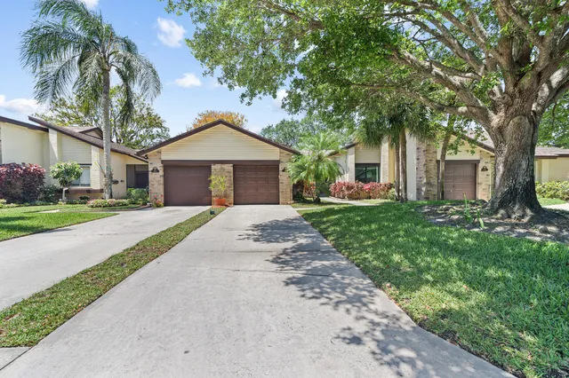 $279,000 | 160 Ramblewood Circle, Royal Palm Beach, FL 33411