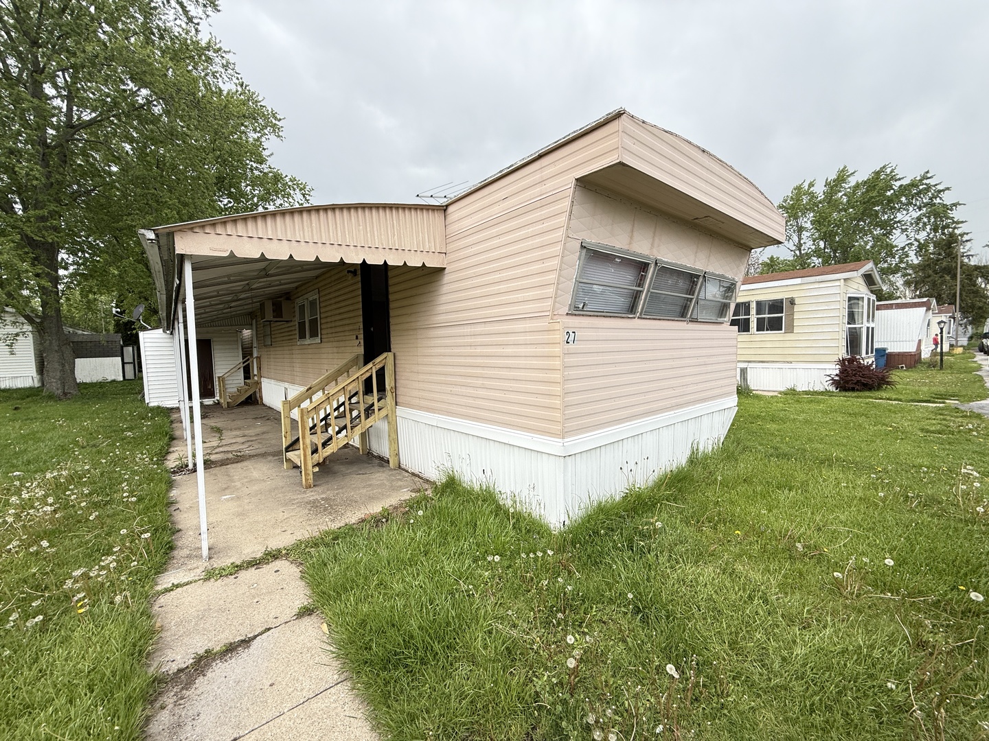 1712 South Dixie Highway, Unit 27 Crete, IL 60417 - Photo 1 of 13 a front view of house with yard and seating area
