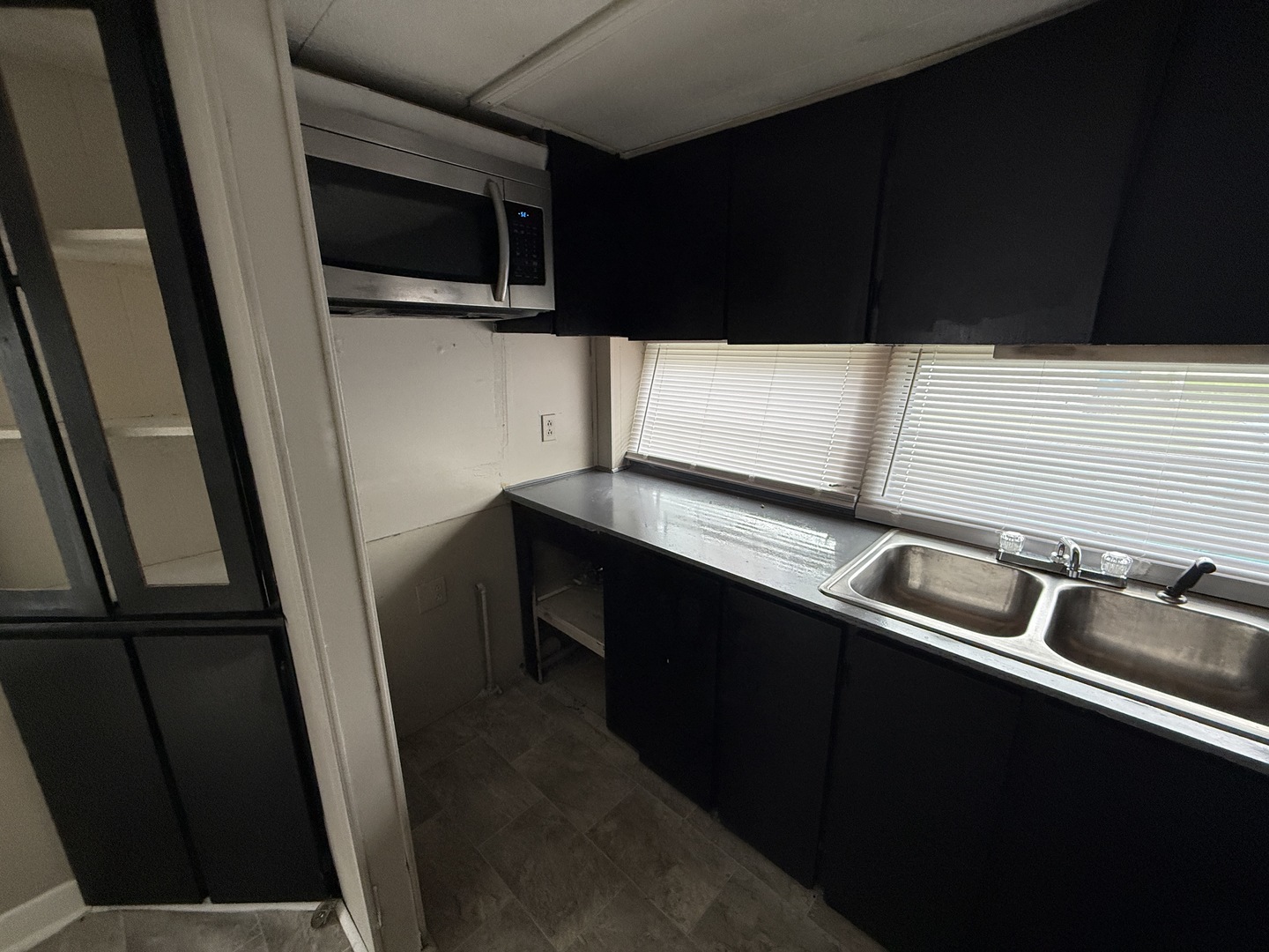 1712 South Dixie Highway, Unit 27 Crete, IL 60417 - Photo 8 of 13 a kitchen with a sink and an oven