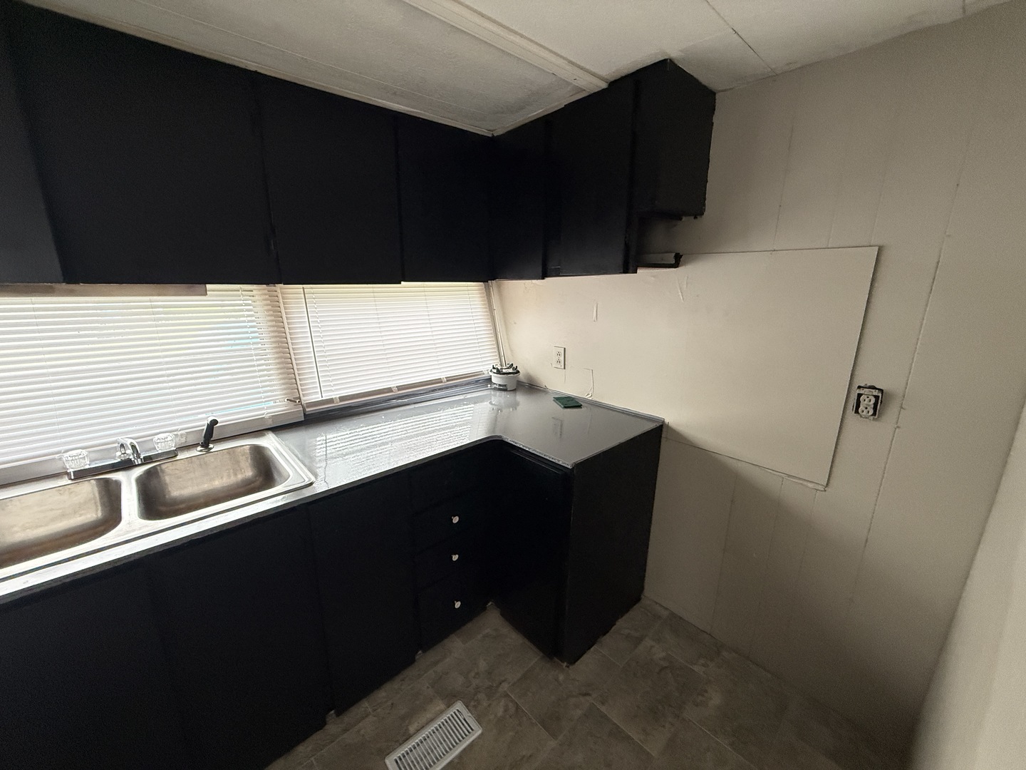1712 South Dixie Highway, Unit 27 Crete, IL 60417 - Photo 9 of 13 a kitchen with a sink and a cabinets