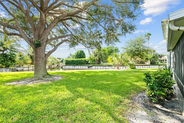 a view of yard with green space