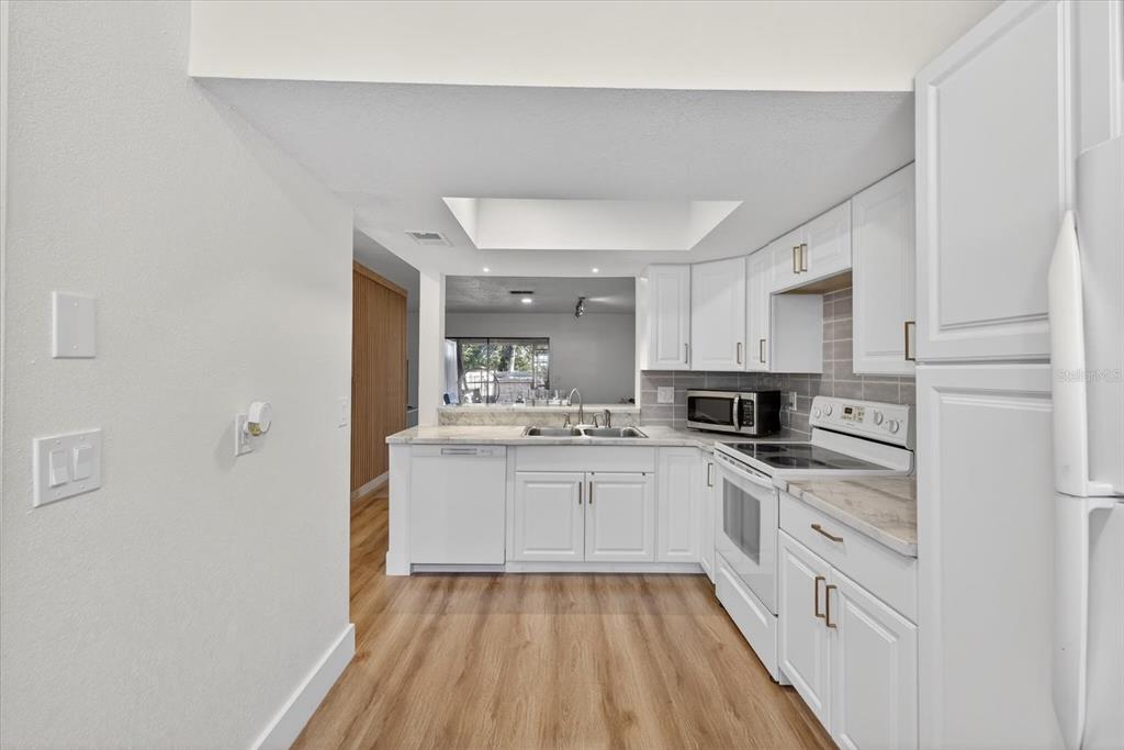 3326 Laurel View Drive Brandon, FL 33511 - Photo 7 of 33