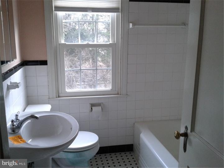 125 South Rolling Road Springfield, PA 19064 - Photo 15 of 17 Bathroom