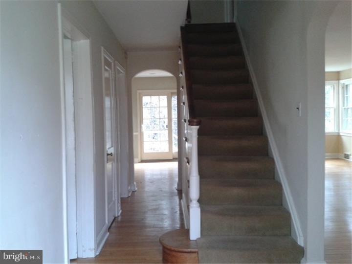 125 South Rolling Road Springfield, PA 19064 - Photo 3 of 17 Foyer