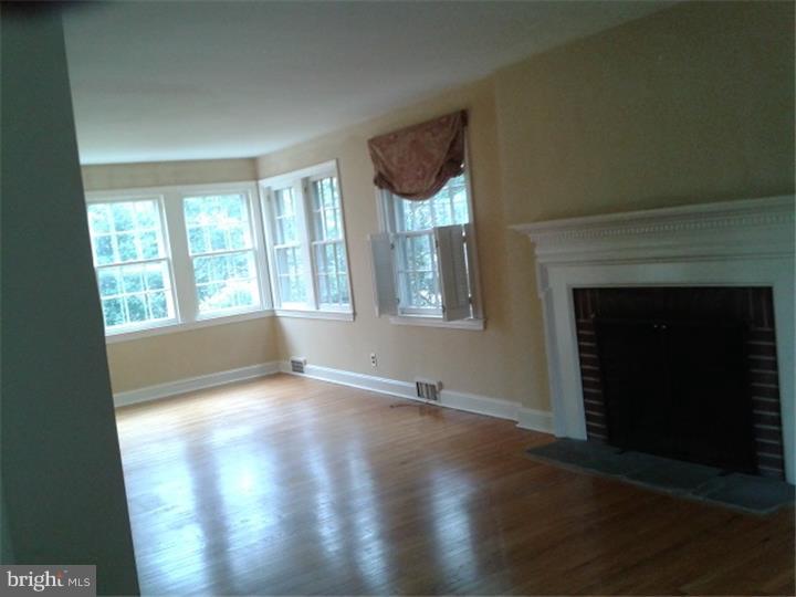 125 South Rolling Road Springfield, PA 19064 - Photo 4 of 17 Living Room