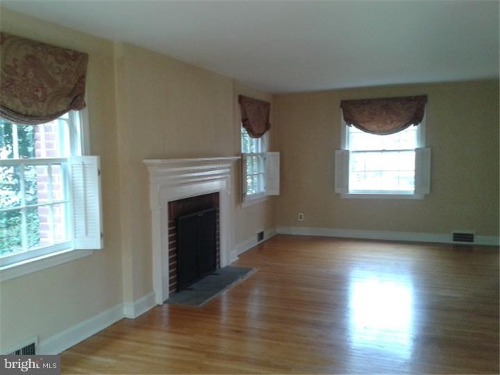 125 South Rolling Road Springfield, PA 19064 - Photo 5 of 17 Living Room