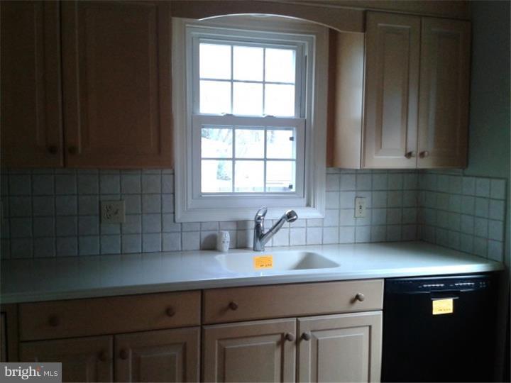 125 South Rolling Road Springfield, PA 19064 - Photo 9 of 17 Kitchen