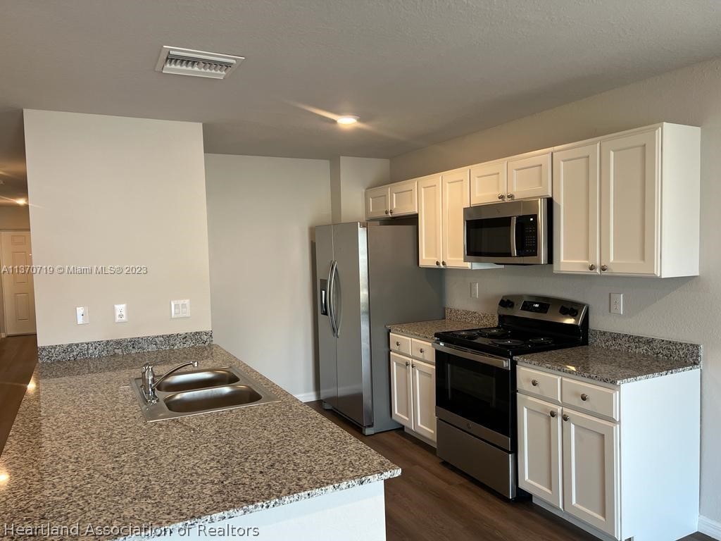1452 Stone Circle Sebring, FL 33870 - Photo 2 of 17