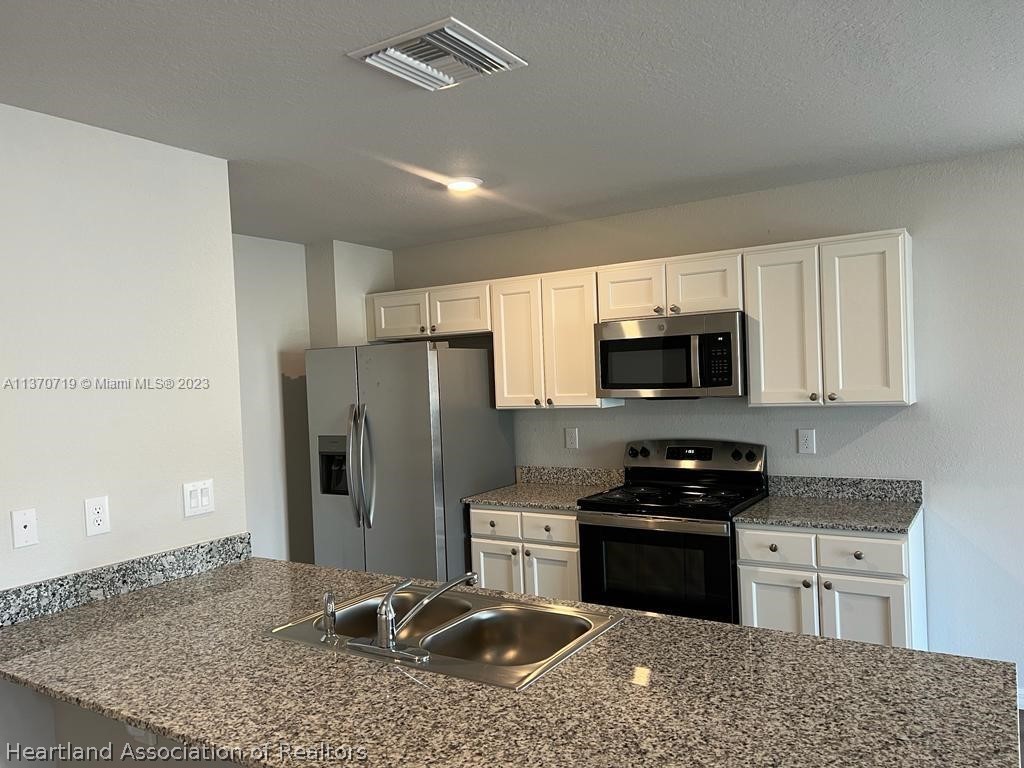 1452 Stone Circle Sebring, FL 33870 - Photo 4 of 17