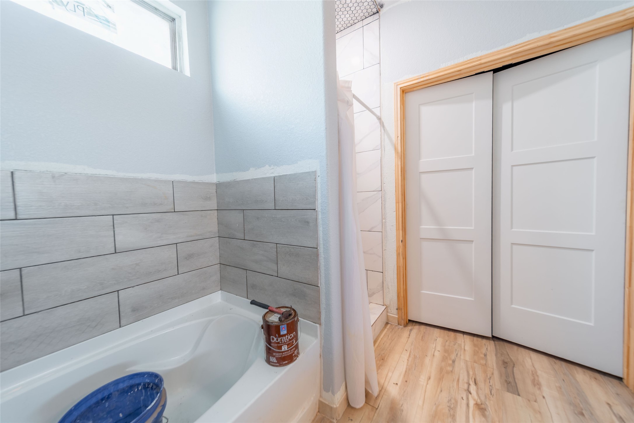 11 Seth Cleveland, TX 77328 - Photo 8 of 50 a bathroom with a bathtub