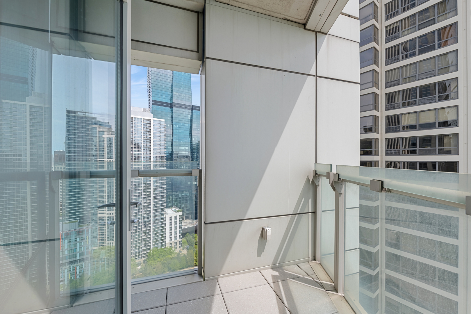 340 East Randolph Street, Unit 2801 Chicago, IL 60601 - Photo 22 of 46