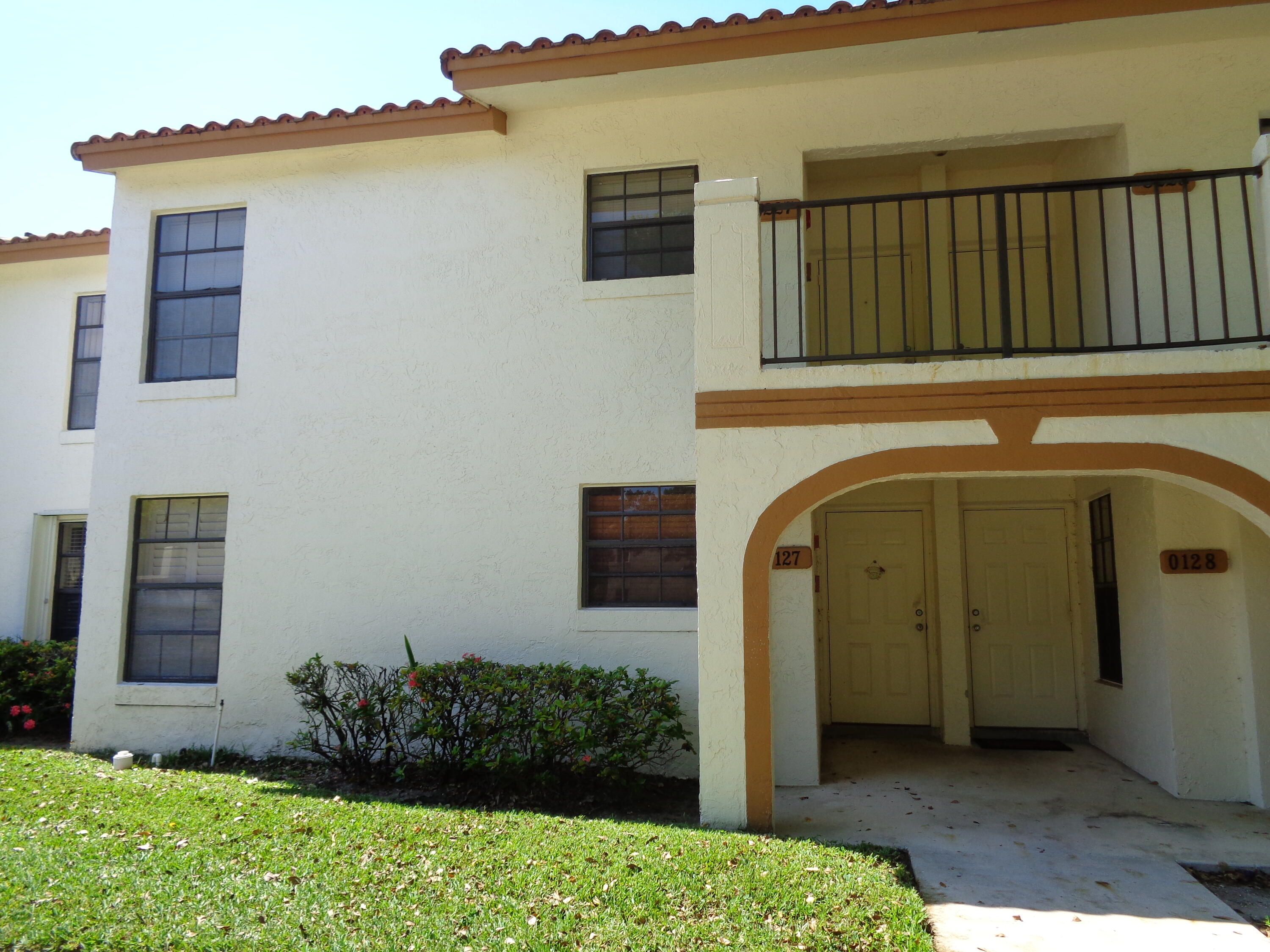 301 Olivewood Place, Unit O227 Boca Raton, FL 33431 - Photo 3 of 20 a front view of a house with garden
