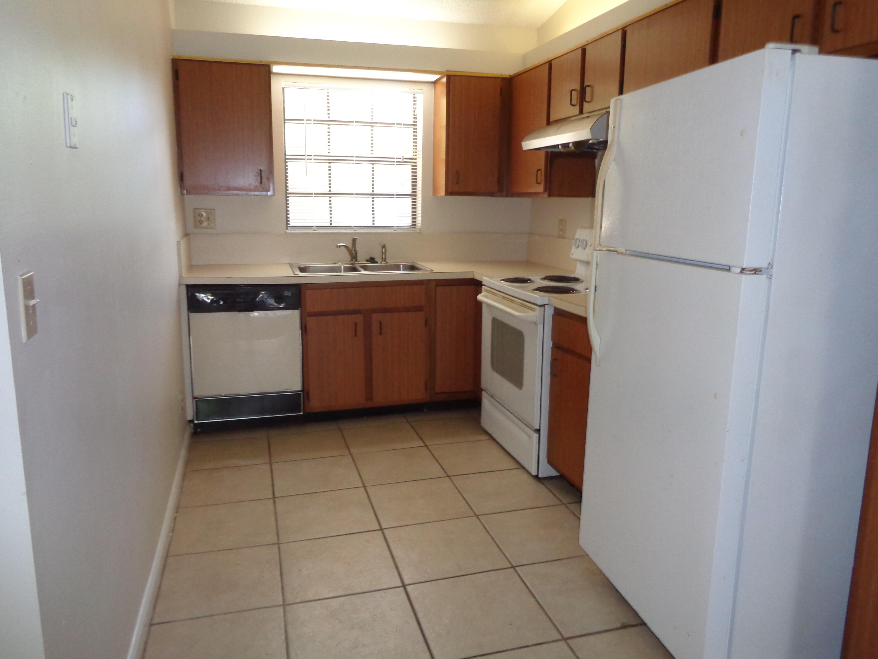 301 Olivewood Place, Unit O227 Boca Raton, FL 33431 - Photo 6 of 20 a kitchen with a stove a refrigerator and a sink