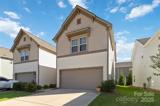 a view of backyard of the house