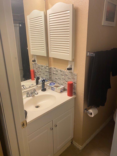 2401 Leon Street, Unit 203 Austin, TX 78705 - Photo 10 of 22 a bathroom with a sink and a mirror