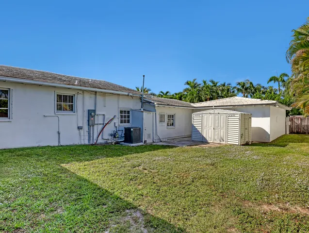 a view of a backyard