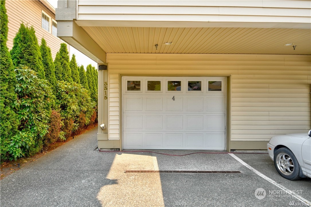 3315 Rockefeller Avenue, Unit 4 Everett, WA 98201 - Photo 28 of 29 a front view of a house with a garden