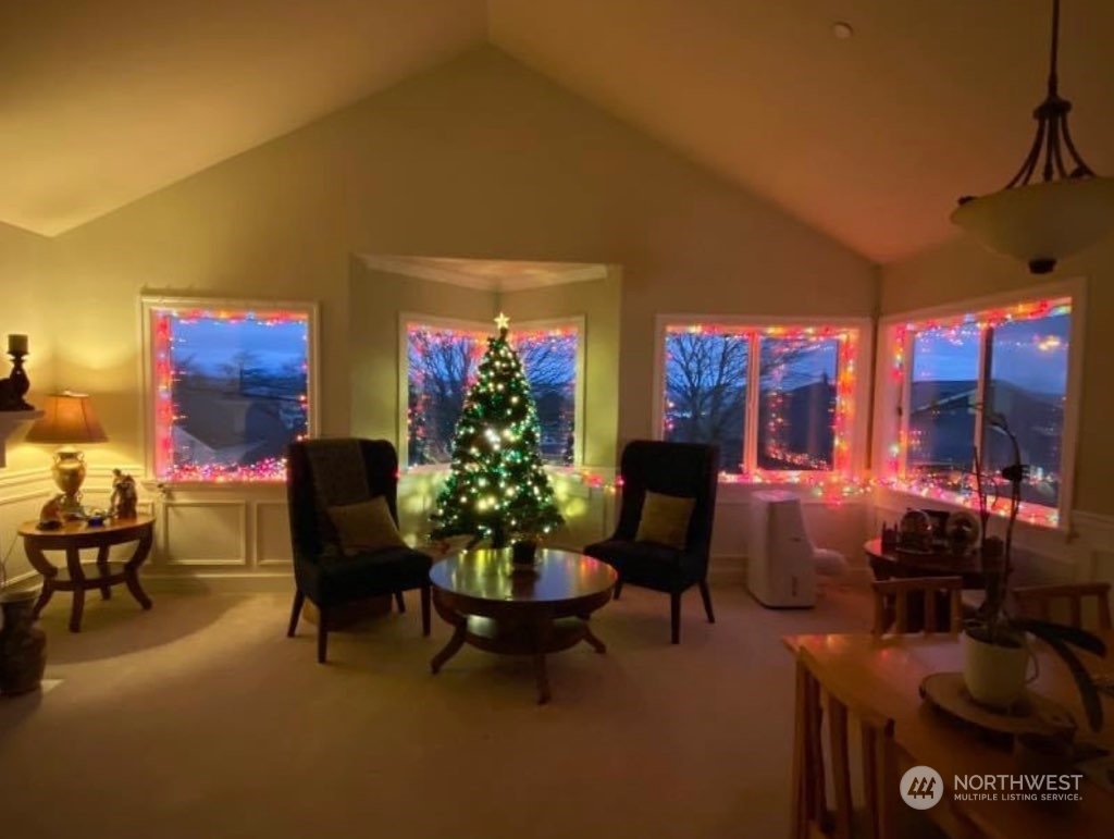3315 Rockefeller Avenue, Unit 4 Everett, WA 98201 - Photo 7 of 29 a living room with furniture and flowers