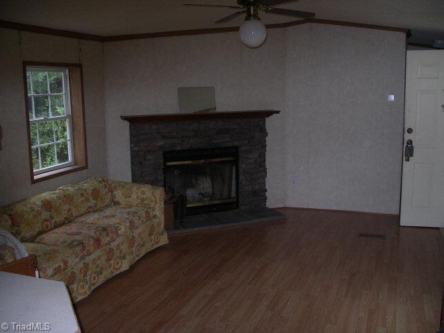 5982 White Oak Road Purlear, NC 28665 - Photo 2 of 10 Livingroom