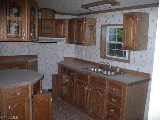 5982 White Oak Road Purlear, NC 28665 - Photo 3 of 10 Kitchen