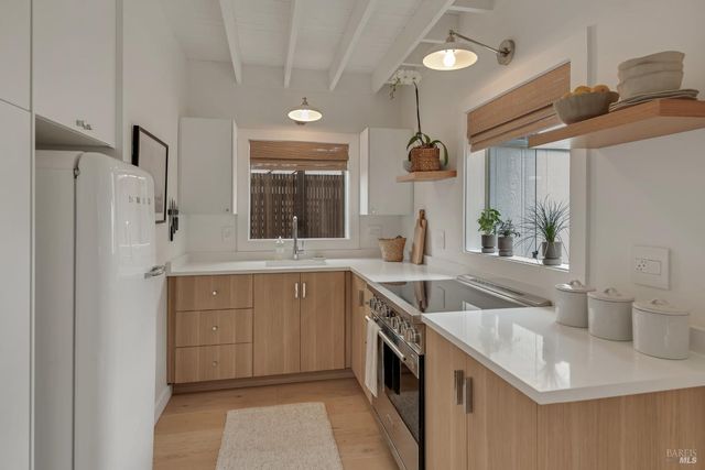 $1,550,000 | 15 Calle Del Embarcadero, Stinson Beach, CA 94970