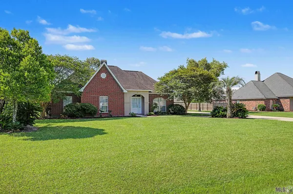 $325,000 | 37172 Oak Shadow Court, Denham Springs, LA 70706