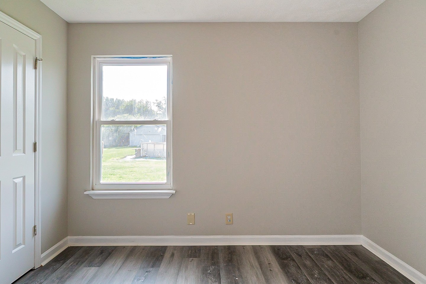 668 Crescent Road Murfreesboro, TN 37128 - Photo 14 of 24 an empty room with a window