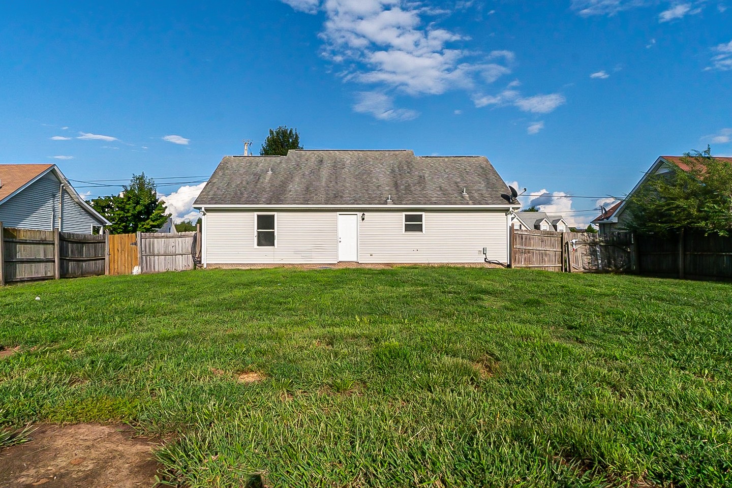 668 Crescent Road Murfreesboro, TN 37128 - Photo 5 of 24 a front view of a house with garden