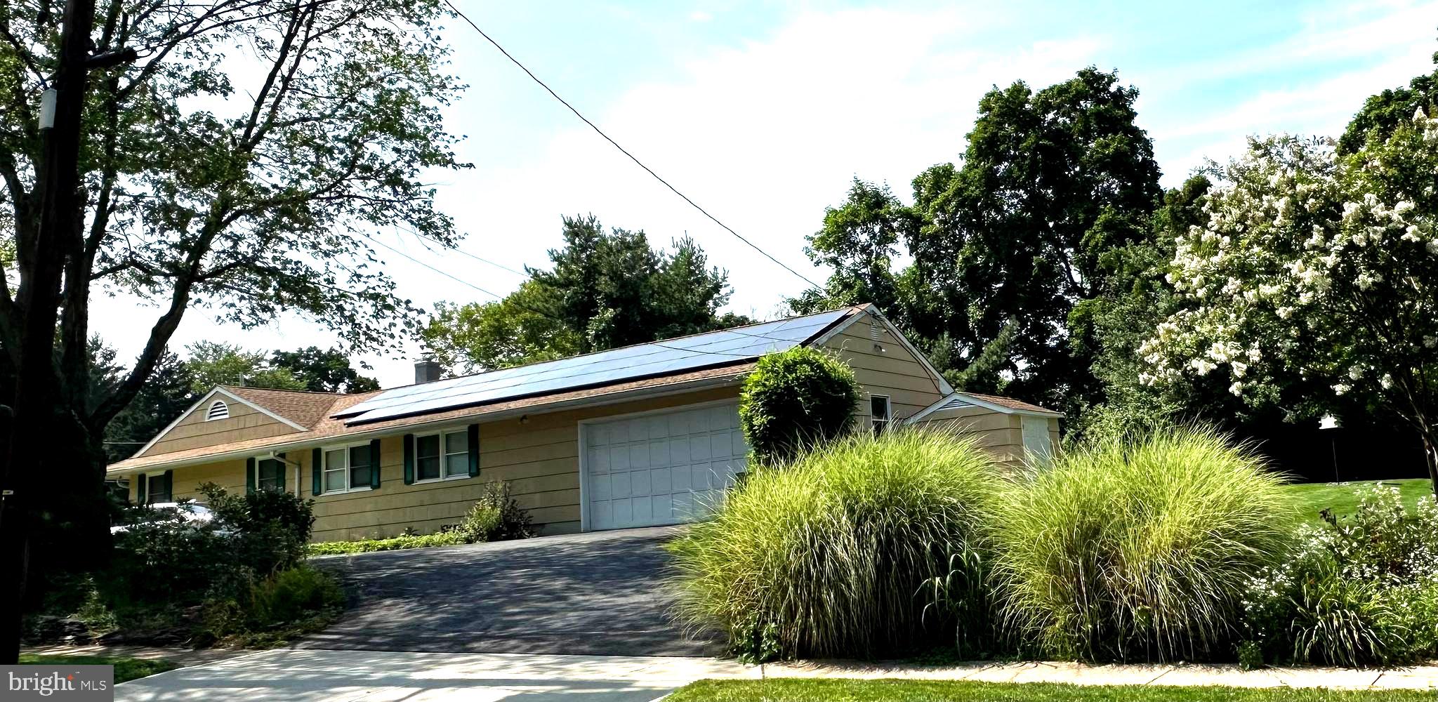 2176 Pennington Road Trenton, NJ 08638 - Photo 3 of 25 Half-circle Driveway makes coming & going easy