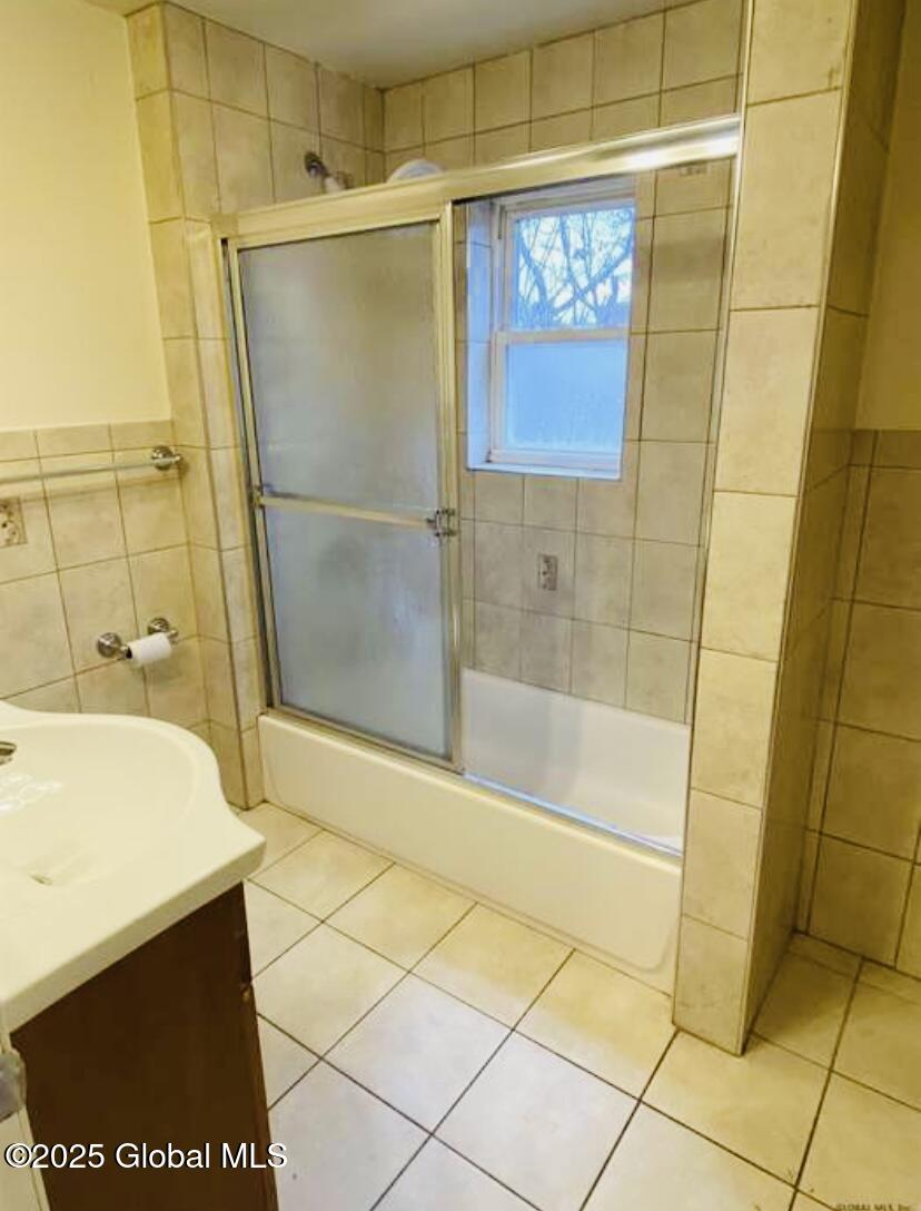 320 1st Street Albany, NY 12206 - Photo 13 of 23 320 2nd floor bathroom