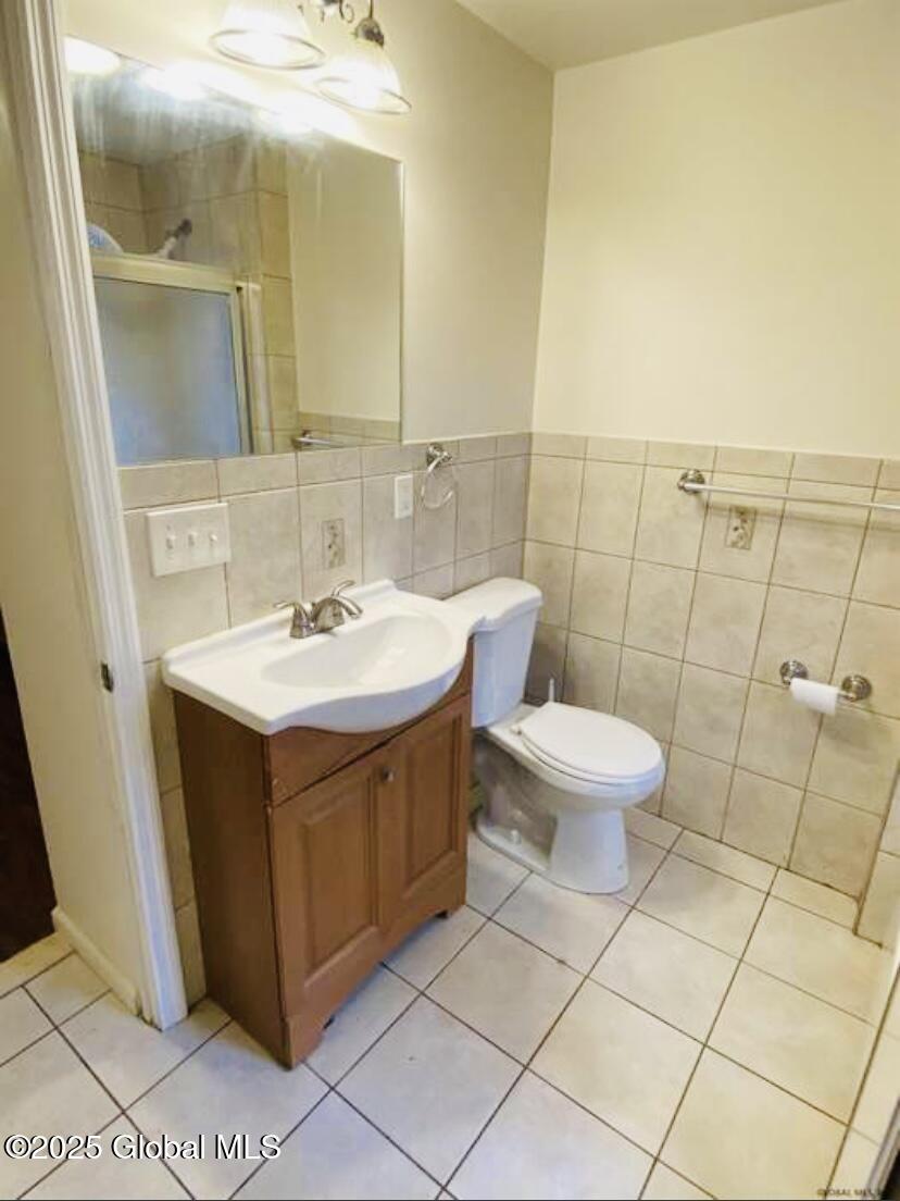 320 1st Street Albany, NY 12206 - Photo 14 of 23 320 2nd floor bath