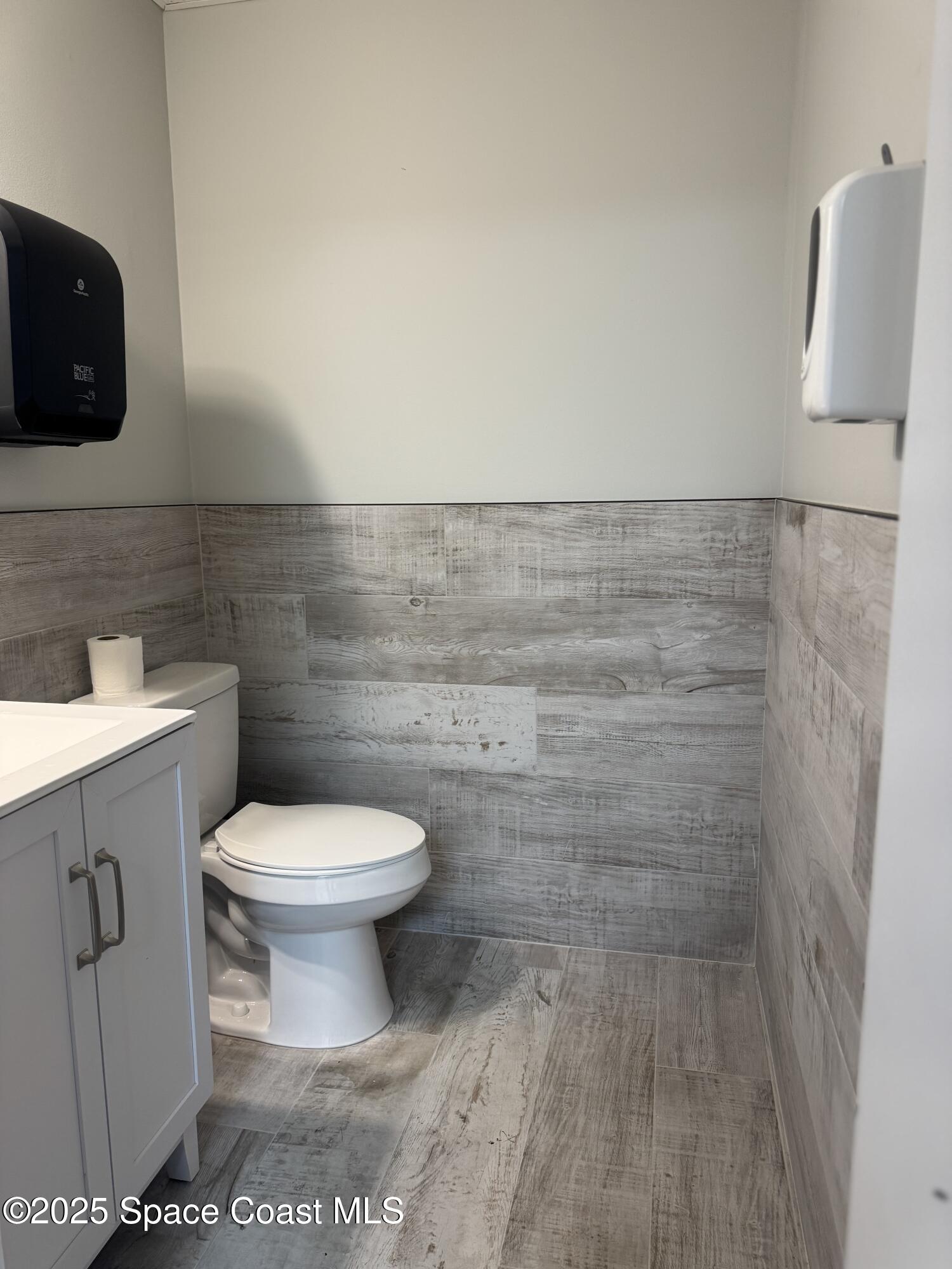 700 North Wickham Road, Unit 101 Melbourne, FL 32935 - Photo 5 of 12 a bathroom with a toilet and a sink