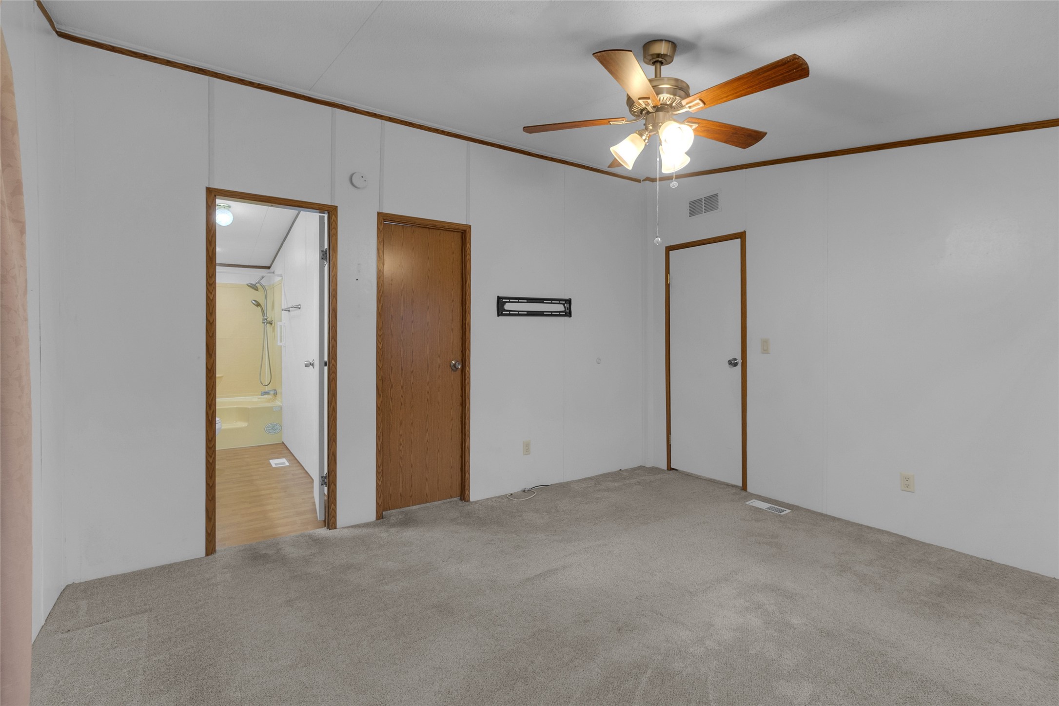 22094 Spear Road Porter, TX 77365 - Photo 21 of 45 an empty room with closet and a chandelier fan