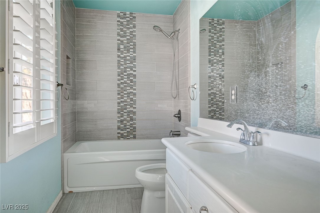 8776 Country View Avenue Las Vegas, NV 89129 - Photo 24 of 43 Bathroom with tub / shower combination and vanity