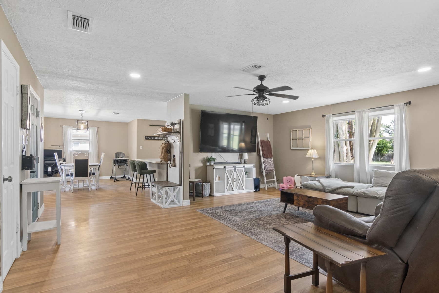 8205 Arrowhead Lane Houston, TX 77075 - Photo 4 of 17 semi open layout