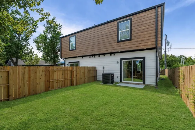 a view of a house with a yard and front view of a house