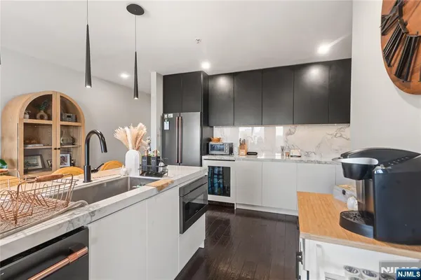 $774,999 | 226 The Promenade, Edgewater, NJ 07020